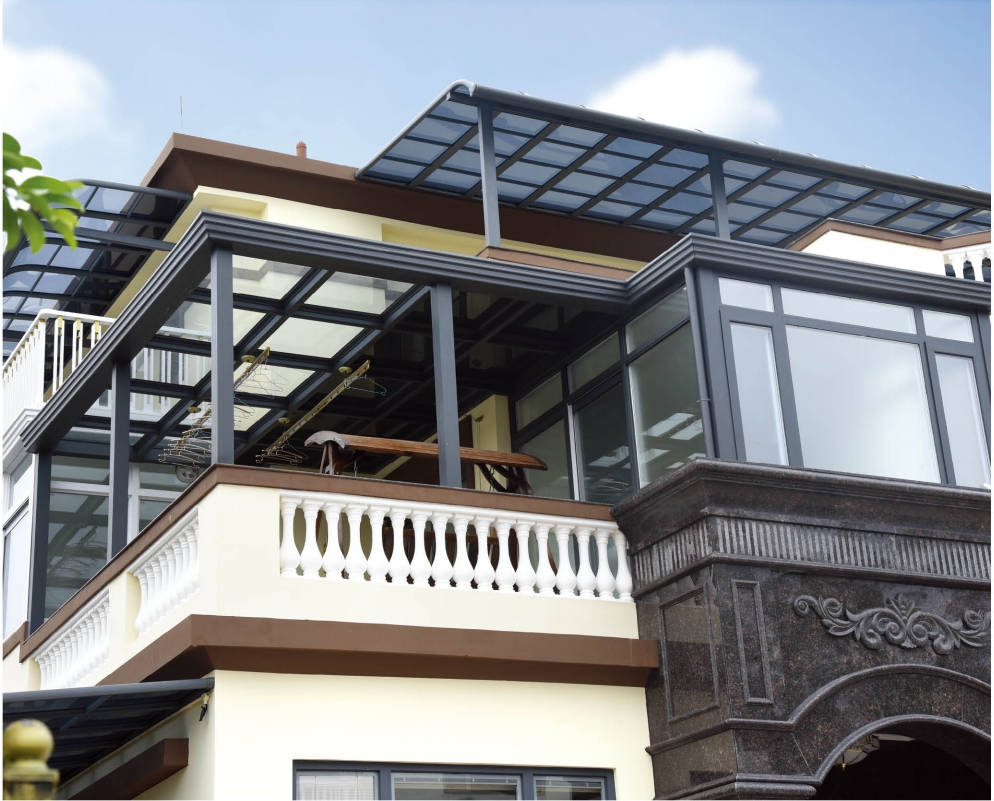 Carving Luxury: The Aesthetic Feast of High-end Sunroom Appearance